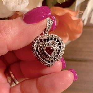 *SOLD* Sterling Garnet Heart Locket Pendant 🌻